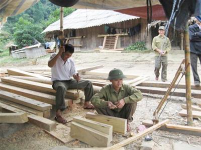 Tổ cán bộ biên phòng đang làm nhà cho dân bản Huồi Sơn - Ảnh: P.S