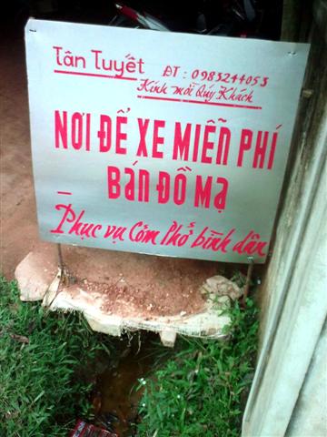 Trông xe miễn phí nhưng bán hàng mã và cơm