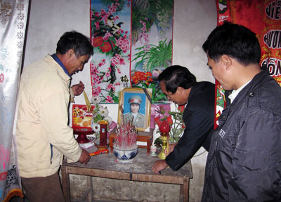 Bên bàn thờ chị Hòa.