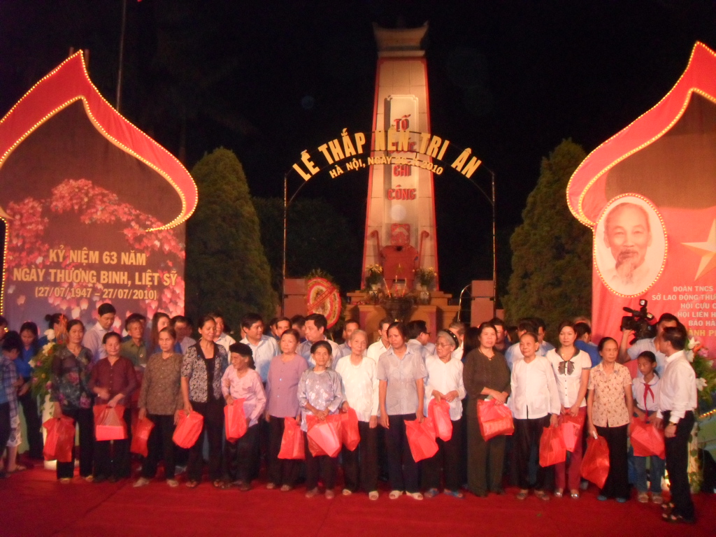 Lãnh đạo Thành Đoàn Hà Nội tặng quà cho  các bà mẹ Việt Nam Anh Hùng, các thương bênh binh