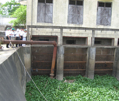 Trạm bơm xã Hưng Châu, huyện Hưng Nguyên không còn nước để vận hành. Ảnh: La Minh.