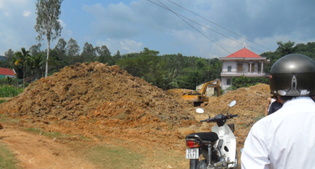 Những mô đất mà máy múc đào chất đống cao cả mấy mét.