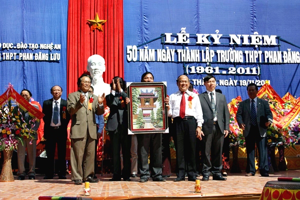 Ông Nguyễn thế Trung,UVTW Đảng,Phó trưởng ban dân vận Trung ương cựu HS khóa 8 và Ông Nguyễn tâm Chiến,nguyên thứ trưởng Bộ ngoại giao cựu HS khóa 3 tặng nhà Trường bức tranh lưu niệm bằng đá quý