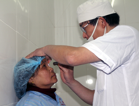 Khám mắt trước khi vào mổ.