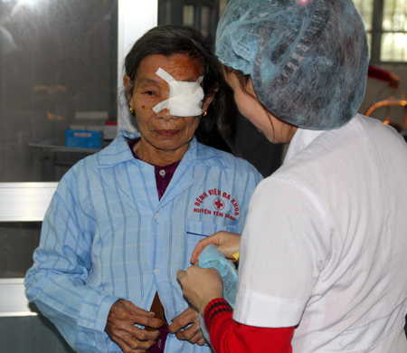 Những ngày cuối đời, nhưng các cụ già mù lòa tại Yên Thành lại được nhìn con cháu như thuở ban đầu.