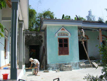 Xóm Tân Thủy tọa lạc bên sông Bùng, được mệnh danh là xóm ở nhờ.