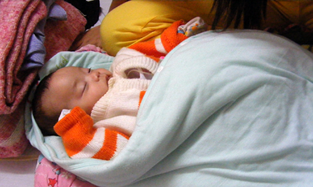 Mới hơn 3 tháng tuổi nhưng bé con của chị Huyền đã phải phẫu thuật...
