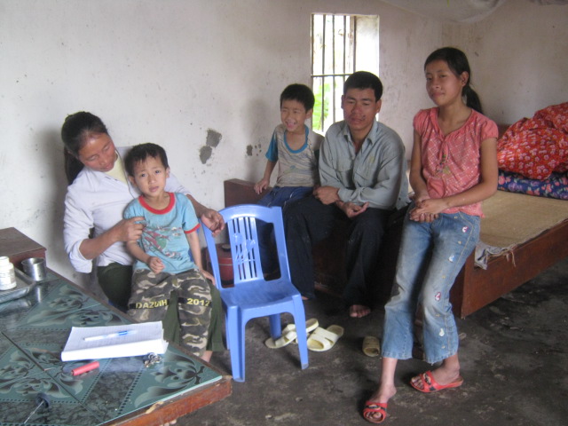 Cuộc sống khó khăn của gia đình chị Thi - anh Thảo