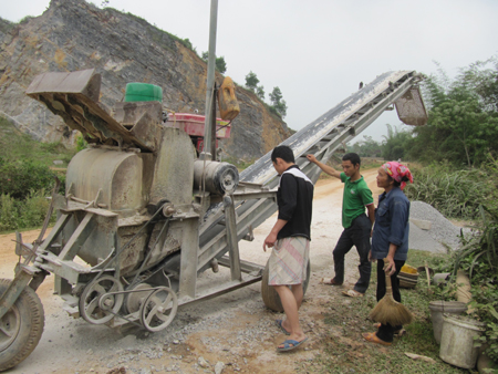 Mỏ đóng cửa, những chiếc máy nghiền đá cuối cùng của xóm Hợp Thành (Nam Thành, Yên Thành) sẽ phải bán đi để trả nợ