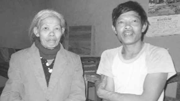 Anh Trường bên người mẹ 
