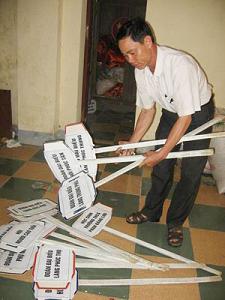 Cán bộ nhà văn hóa đang chuẩn bị những khâu cuối cùng cho vòng loại khai mạc.