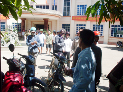 Gần 100 phụ huynh học sinh kéo nhau lên trụ sở UBND huyện Yên Thành phản đối chính quyền giải thể trường học