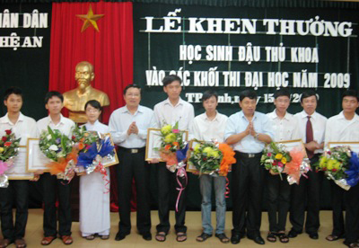 Lãnh đạo tỉnh Nghệ An khen thưởng 15 thủ khoa thi ĐH 2009. Tỉnh sẽ duy trì việc làm này hằng năm để tôn vinh các thủ khoa.