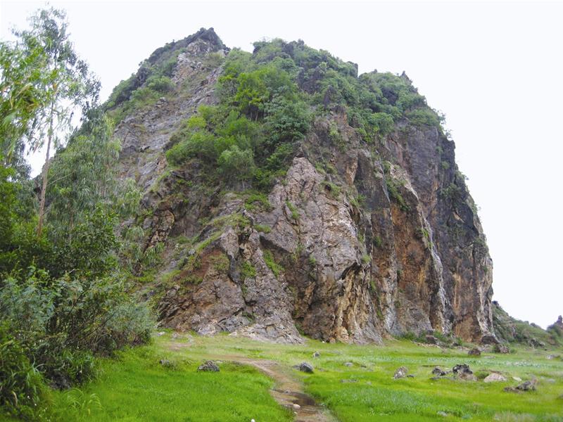 Khu vực lèn Vĩnh Tuy (Yên Thành, Nghệ An), nơi nhiều người từng đến xin nước thánh. Ảnh: Đ.Đăng