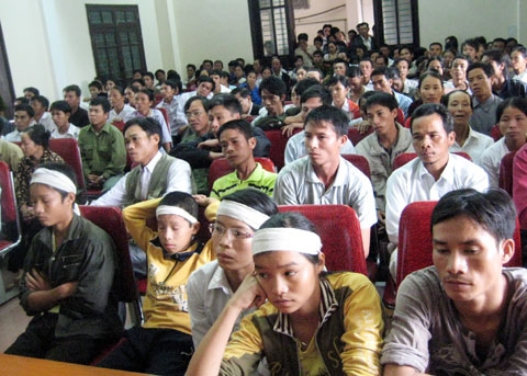 Hàng trăm người dân đến dự phiên tòa chiều 21/10. Ảnh: Trường Long.