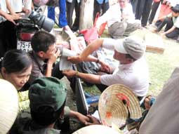 Một người khám, bắt mạch