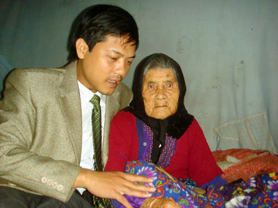 Ảnh bà Nguyễn Thị Lượng và cháu nội, tác giả bài báo.