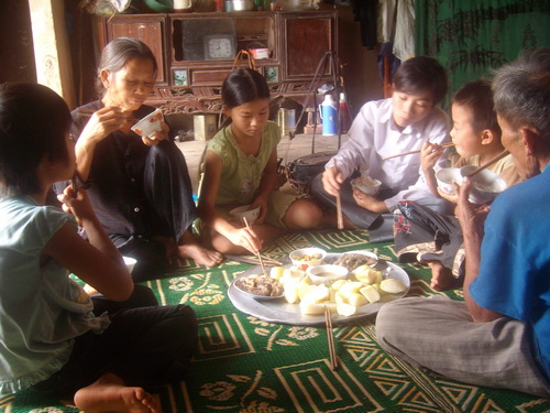 Ông bà cháu Huyền ăn bữa cơm toàn su hào luộc