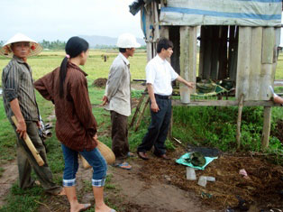 Bên bàn thờ chị Hòa.