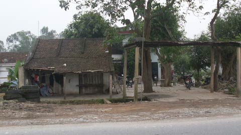 Hiện trường vụ bình hơi phát nổ trước cổng nhà anh Tấn, khiến 2 người phải nhập viện trong tình trạng nguy kịch. Ảnh. Q.Huy