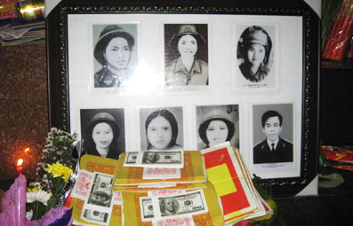 Di ảnh của các LS tại khu mộ chung