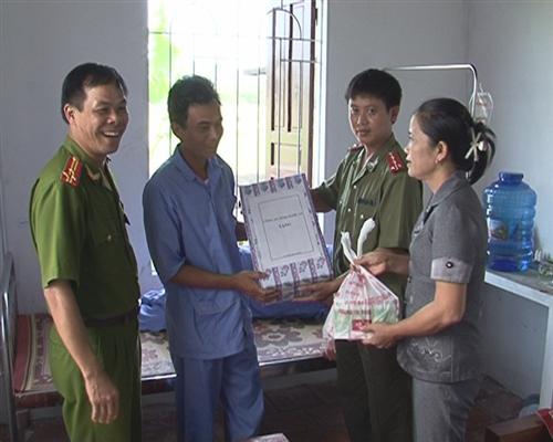 cai-Lực lượng công an tặng quà, động viên những người cai nghiện tại cộng đồng