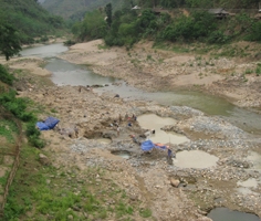 Thượng nguồn sông Cả cạn kiệt nước.