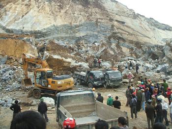 Sập mỏ đá, 3 người chết, hơn 30 người vẫn mắc kẹt