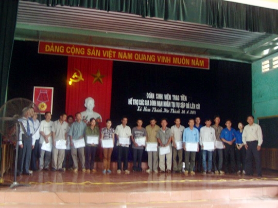 HĐH Yên Thành và đội SVTN Trao quà cho 18 gia đình có người bị mất trong vụ sập mỏ đá Lèn Cờ, mỗi gia đình 1 triệu đồng.