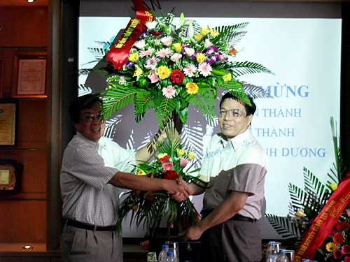 HĐH Yên Thành chúc mừng Bác Qúy (Bác Hoàng Minh Chúc, hội trưởng HĐH Yên Thành Tại Hà Nội tặng hoa chúc mừng)