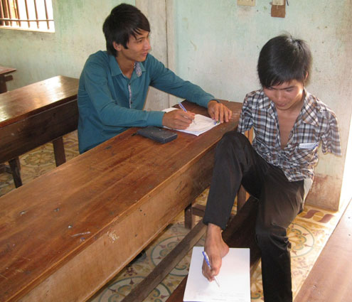 Nguyễn Minh Phú đang làm bài thi tốt nghiệp. Ảnh: Hà Khoa.