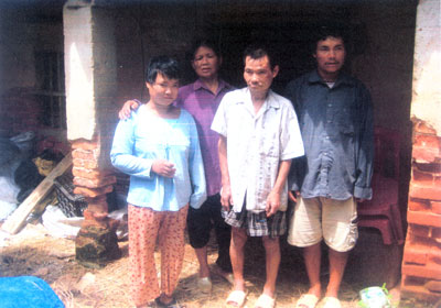 Người đàn bà với nỗi khổ nuôi chồng và 2 con tâm thần