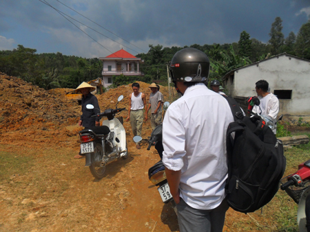 Người dân hiếu kỳ kéo đến xem.