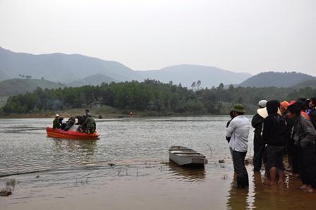 Tìm kiếm thi thể hai vợ chồng dưới đập Cao Sơn