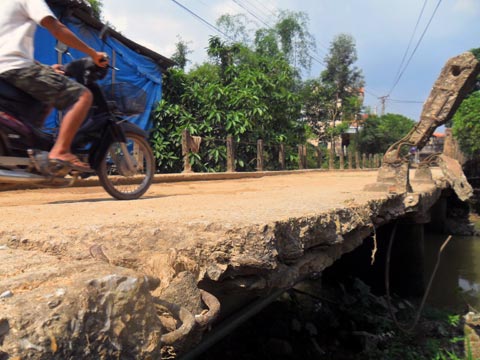 Lan can không còn, mặt cầu cũng bị sứt mẻ. Ảnh: GTVT