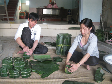 Ở Vĩnh Hoà, nhà nào cũng gói bánh chưng.