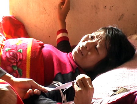 Chị Hương đau đớn khi căn bệnh dường như định đoạt với số phận. Chị đau đớn và sợ khi về cõi vĩnh hằng, hai đứa con của chị bơ vơ thì khổ lắm...