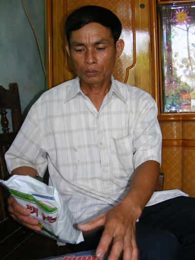 Ông Nguyễn Đức Thành - thôn trưởng thôn Tân Thủy cho biết: “Chúng tôi đã lên bờ từ đời ông cố, đến giờ cũng không ai nhớ nổi năm nào. Chỉ biết rằng, ngày xưa người dân xóm tôi làm nghề chài lưới, thấy mô đất cao nên lên bờ dựng nhà sinh sống...