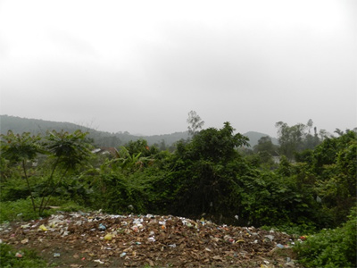 Một trong những bãi rác thải mà BV Đa khoa huyện Yên Thành xả bừa bãi gần khu vực dân cư sinh sống.