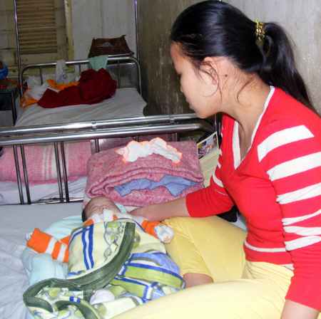 Chị Huyền và con lúc ở bệnh viện Nhi Nghệ An.