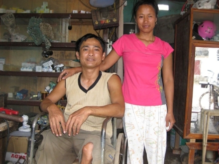 Anh Chính và chị Huệ trong niềm vui hạnh phúc. Ảnh: Lê Quyết