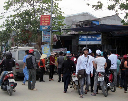 Sau khi hay tin cháu M. thắt cổ chết, hàng trăm người dân hiếu kỳ kéo đến xem (Ảnh: L.Q).