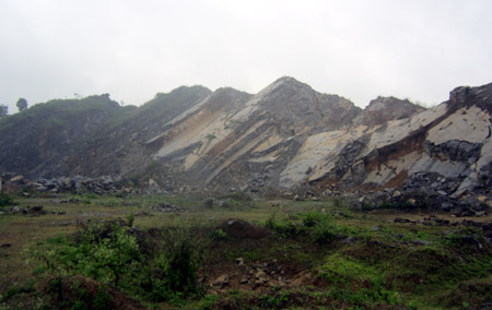 Mỏ đá Lèn Cờ một năm sau.