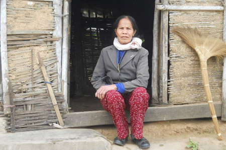 Hàng ngày bà Thành vẫn tựa cửa ngóng con gái trở về . Ảnh: TG