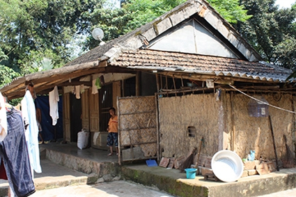 21 tháng làm việc quần quật ở xứ người, chị Hoa - một lao động trở về từ Malaysia - vẫn chưa thể sửa lại căn nhà ọp ẹp cho mẹ. Ảnh: V.THẮNG