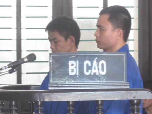 Hai đối tượng Lê Thanh Phúc và Phan Bá Cường trước vành móng ngựa