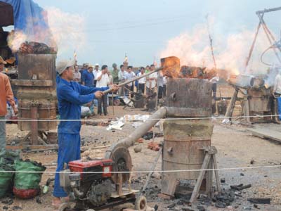 Công nhân đang chuẩn bị đúc đại hồng chung và an vị tượng Phật.