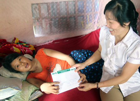 Chị Phạm Thị Tâm thay mặt PV Dân trí trao 2.400.000 đồng tới chị Hương.