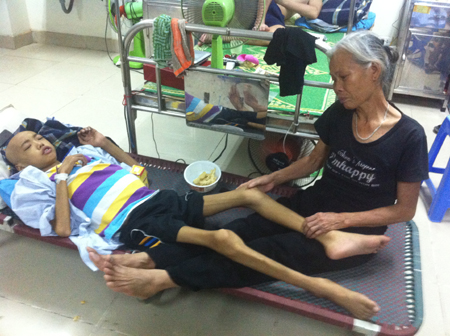 Hơn một năm đi viện, cơ thể Mạnh bị tàn phá ghê gớm bởi hóa chất