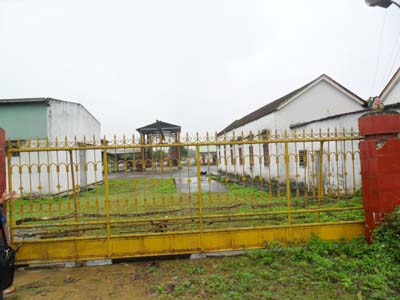 Nhà máy đường Sông Dinh cửa đóng then cài.